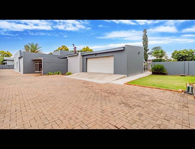 6 BEDROOM HOUSE FOR SALE IN BRACKENHURST